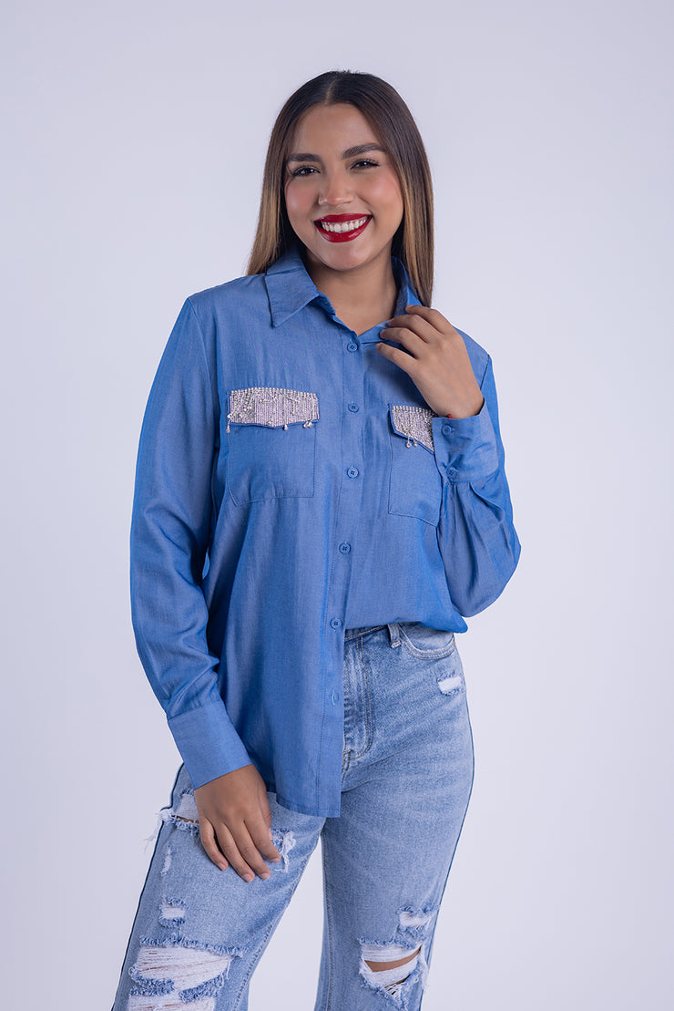 Blusa de vestir con aplicaciones de brillo en pecho