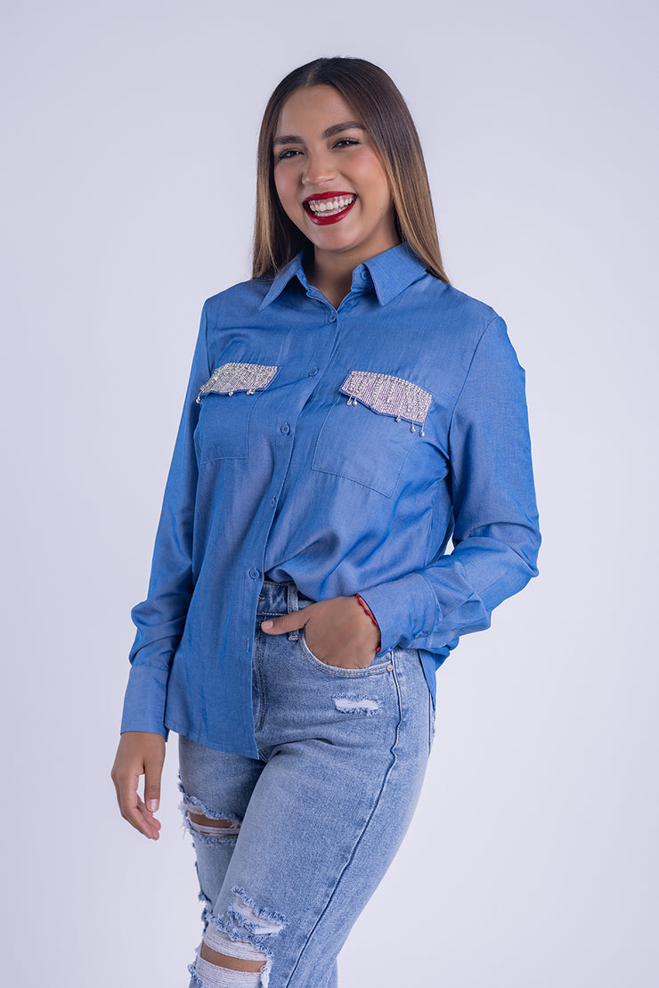 Blusa de vestir con aplicaciones de brillo en pecho