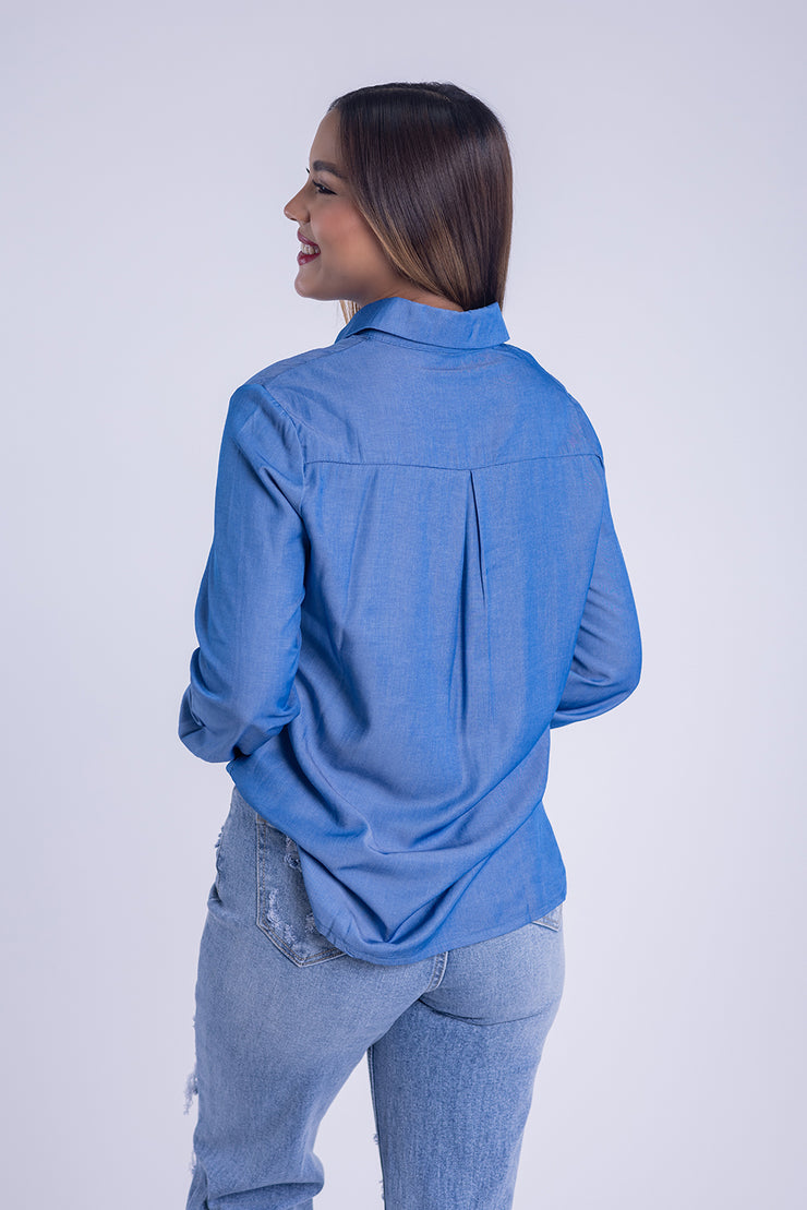 Blusa de vestir con aplicaciones de brillo en pecho