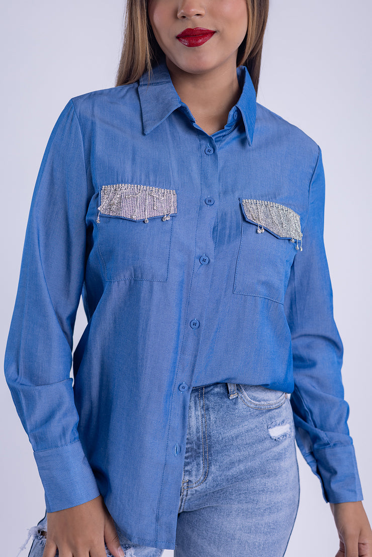 Blusa de vestir con aplicaciones de brillo en pecho