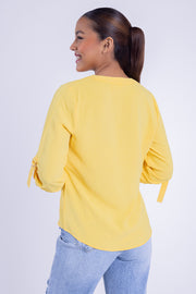 Blusa amarilla con aros en manga