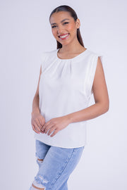 Blusa blanca con doblez en hombros