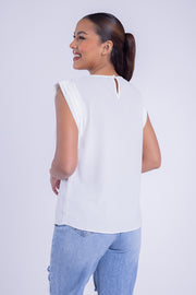 Blusa blanca con doblez en hombros