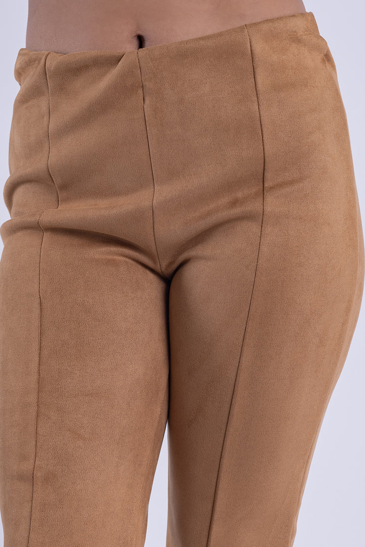 Pantalón de gamuza entubado seccionado