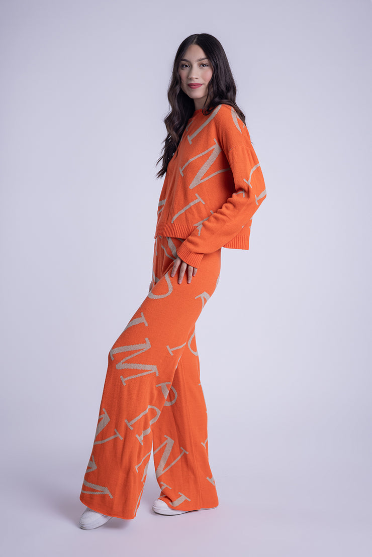 Conjunto de suéter y pantalón acampanado