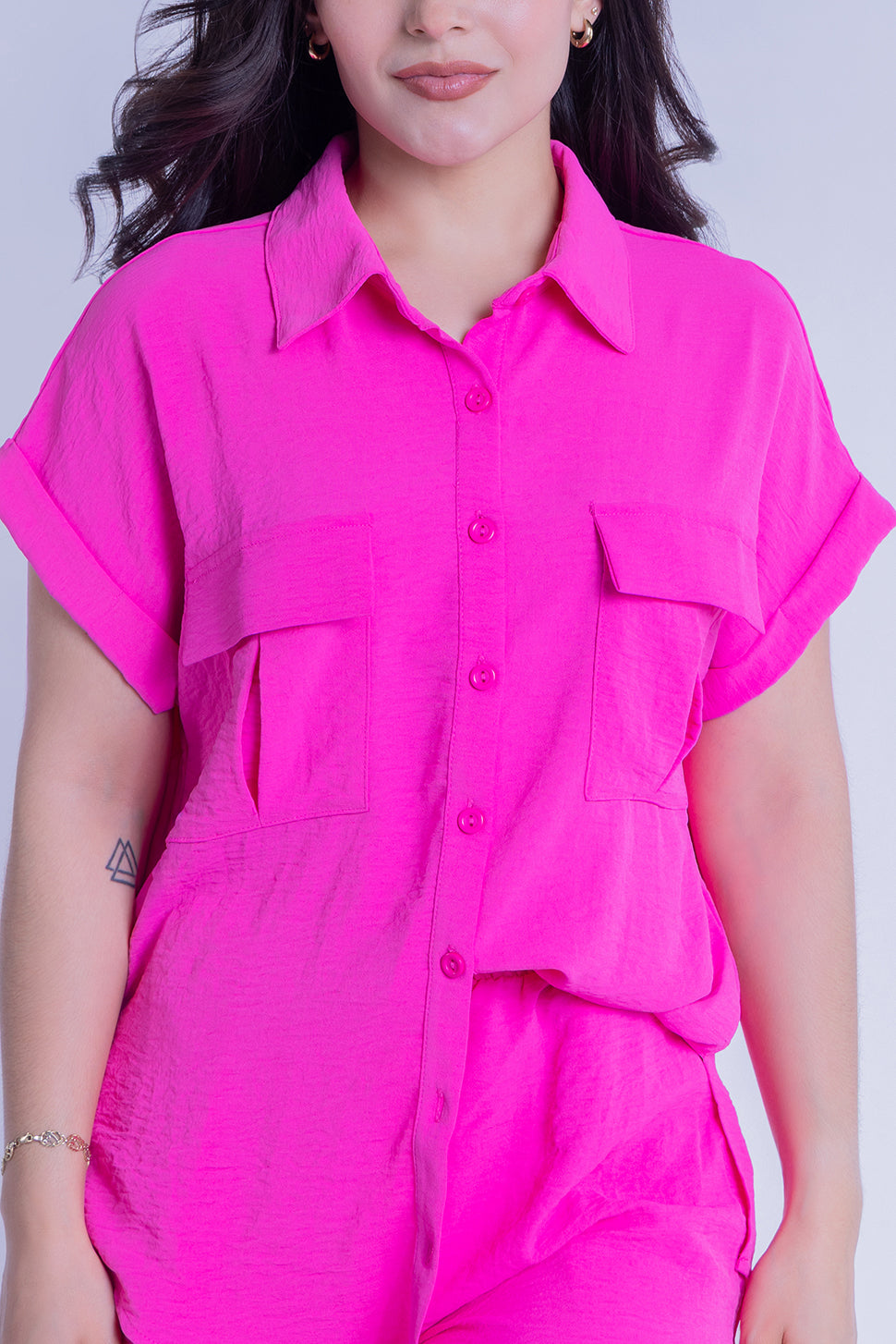 Conjunto fiuscha de short y blusa abotonada con bolsas al frente