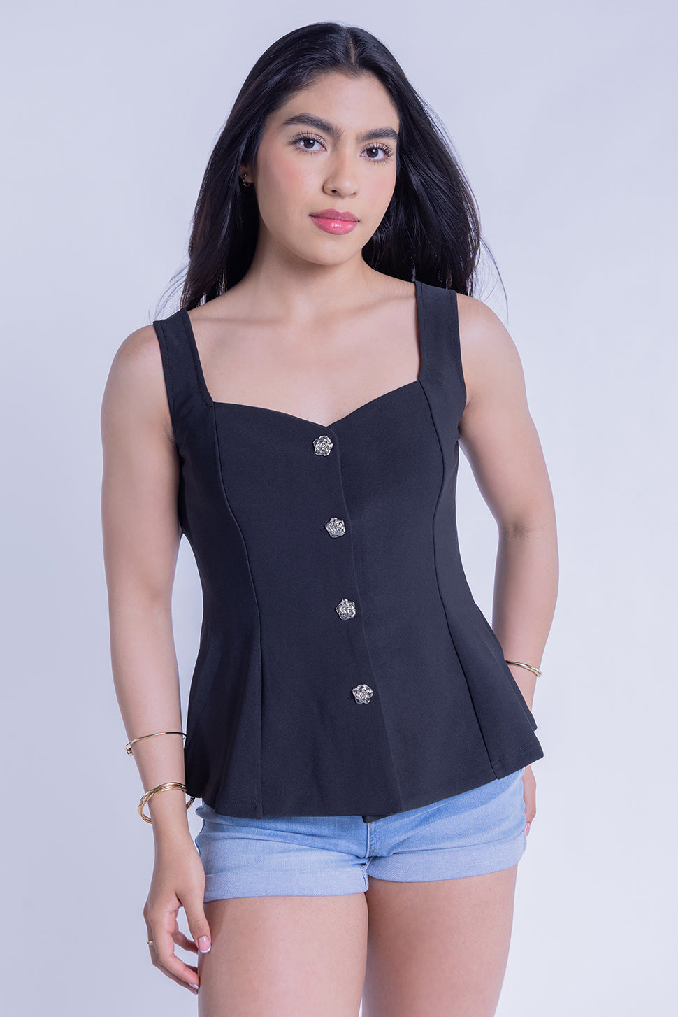 Blusa negra de tirantes seccionada con botones metalicos