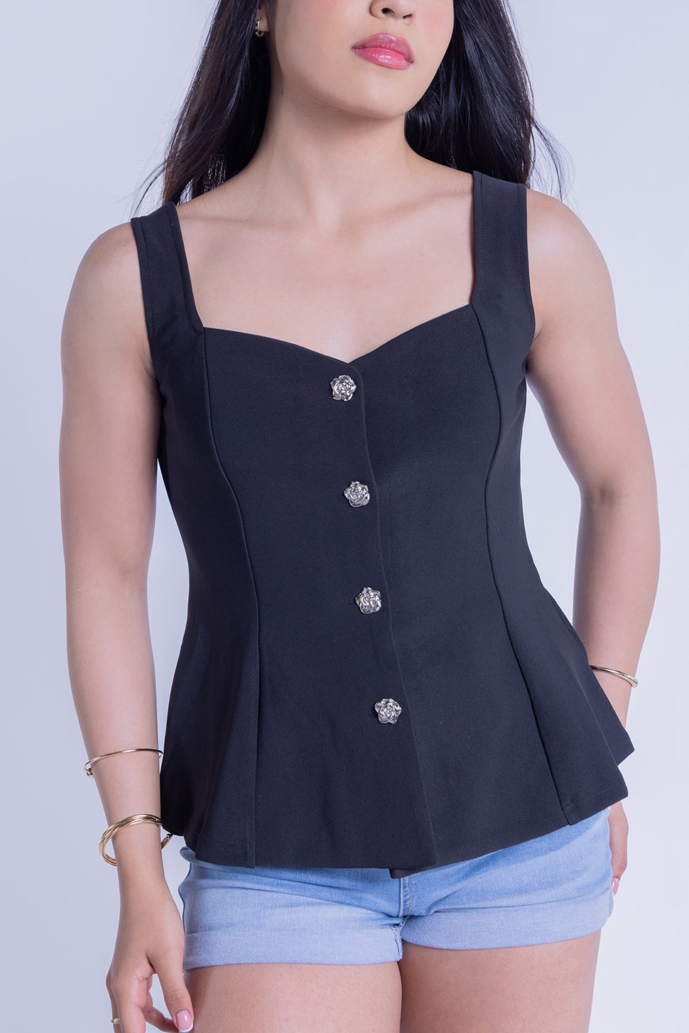 Blusa negra de tirantes seccionada con botones metalicos