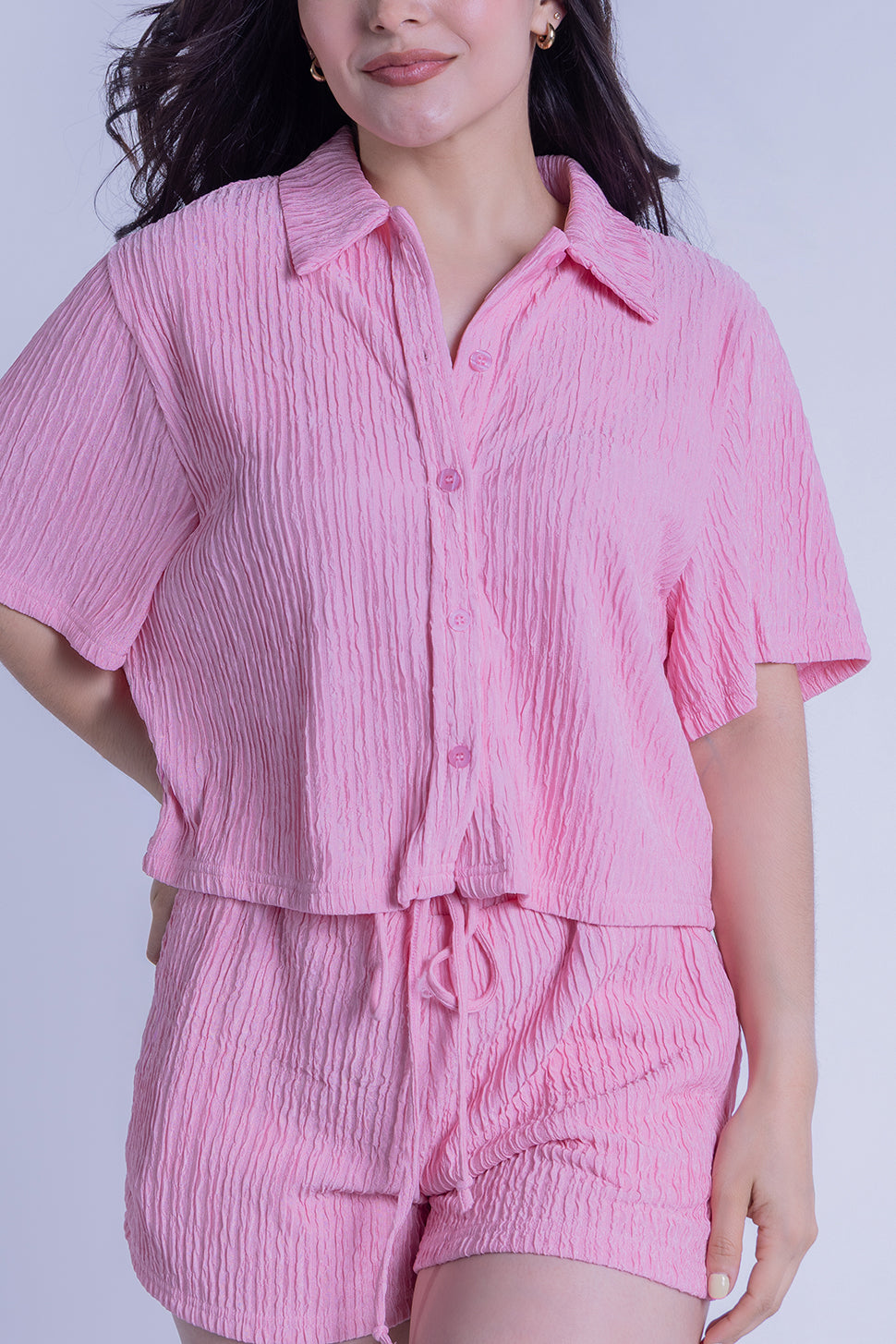 Conjunto rosa de top abotonado oversize y short con pretina