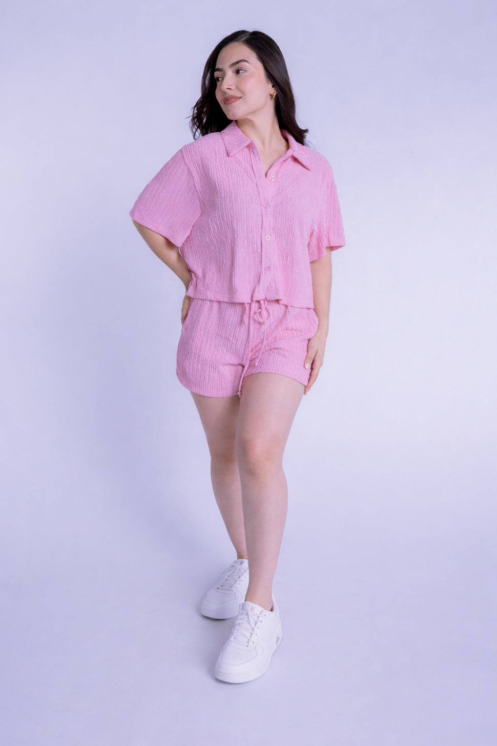 Conjunto rosa de top abotonado oversize y short con pretina