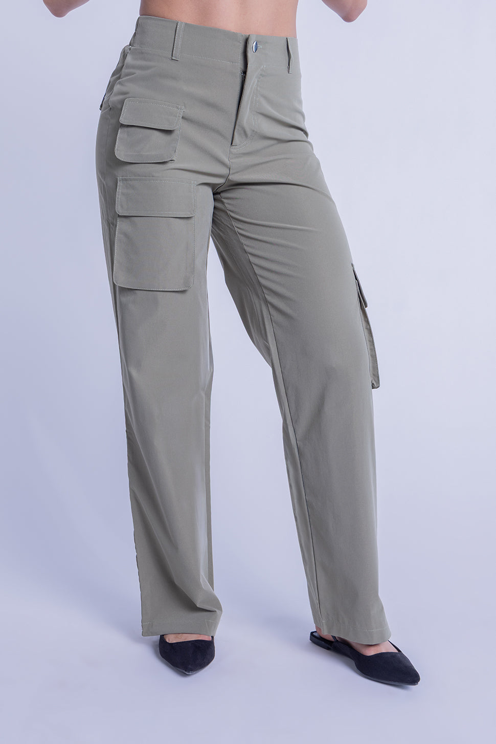Pantalón cargo verde con bolsas laterales
