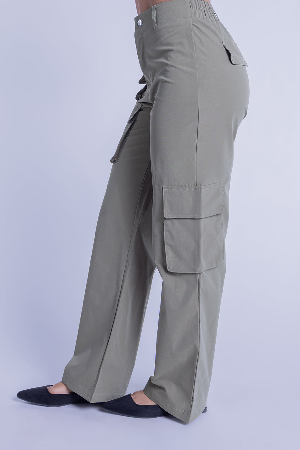 Pantalón cargo verde con bolsas laterales