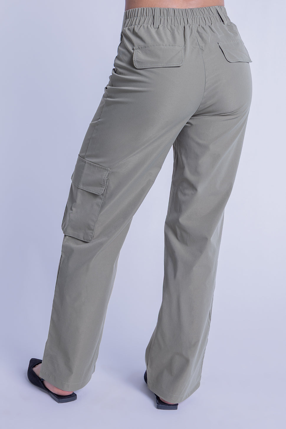 Pantalón cargo verde con bolsas laterales