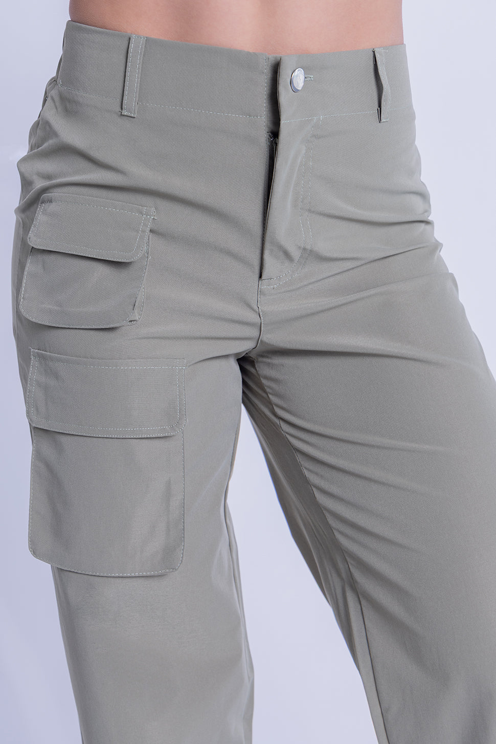 Pantalón cargo verde con bolsas laterales