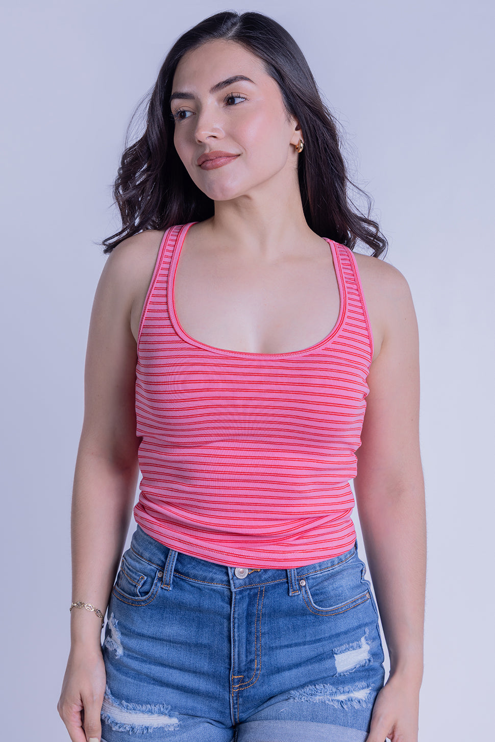Crop top rosa acanalado con rayas horizontales