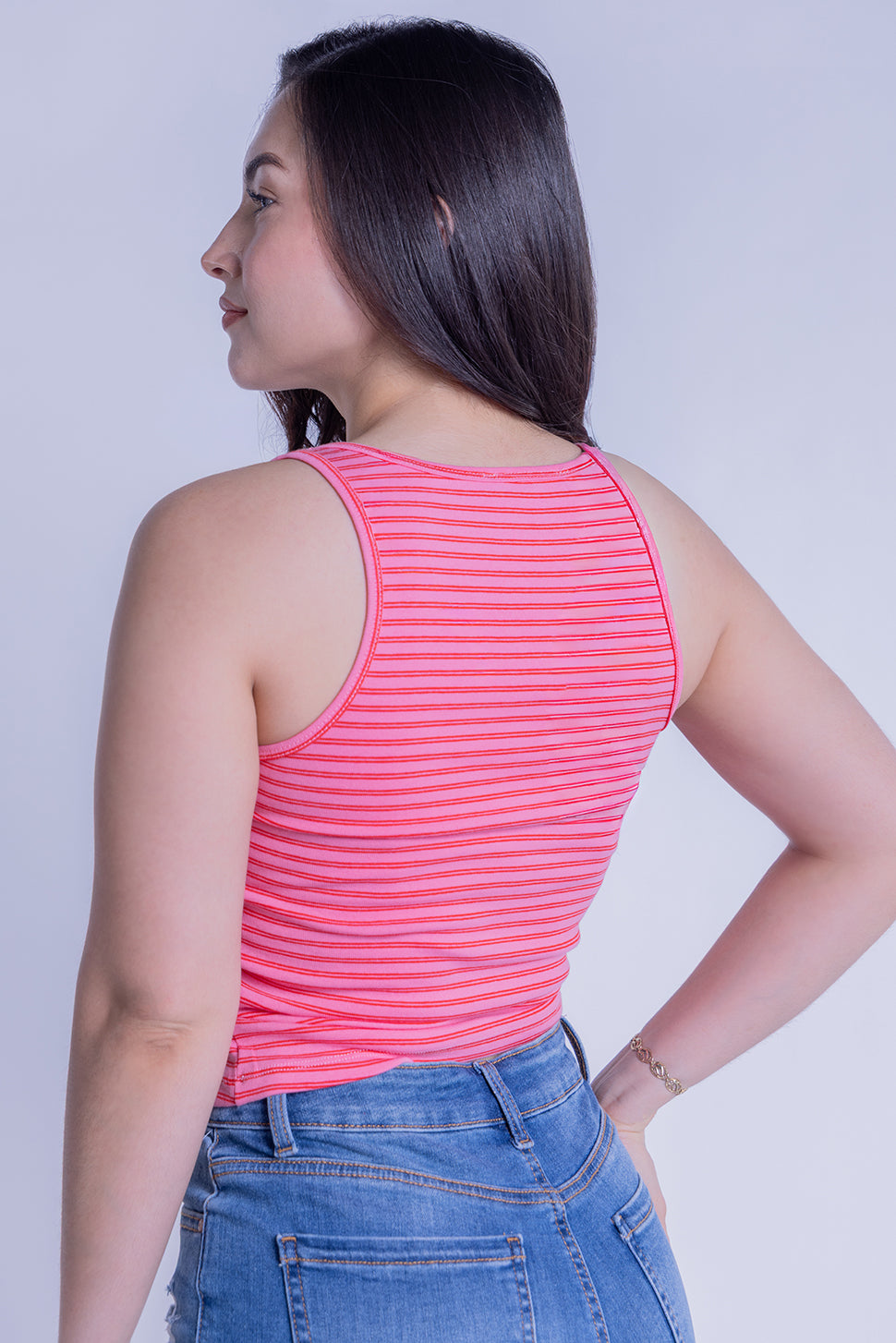 Crop top rosa acanalado con rayas horizontales