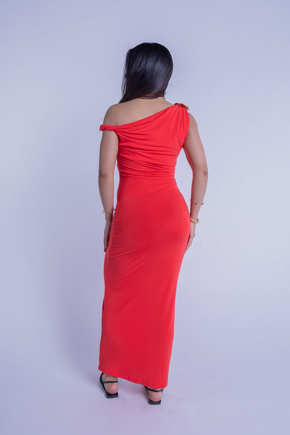 Vestido rojo naranja con prendedor en hombro, entallado