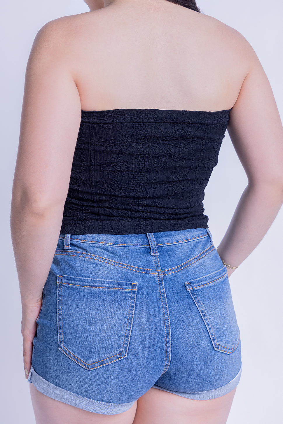 Crop top negro strapless plaqueado