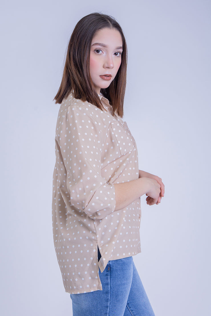 Blusa abotonada con lunares