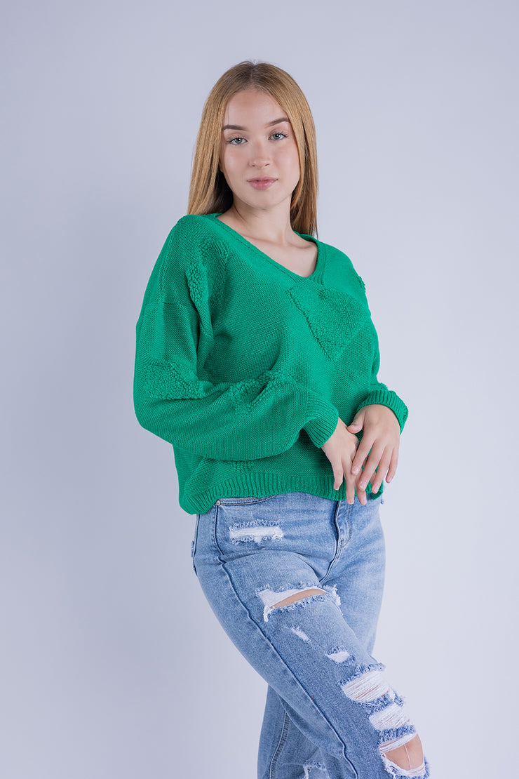 Suéter verde con diseño de corazones