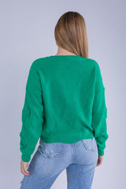Suéter verde con diseño de corazones