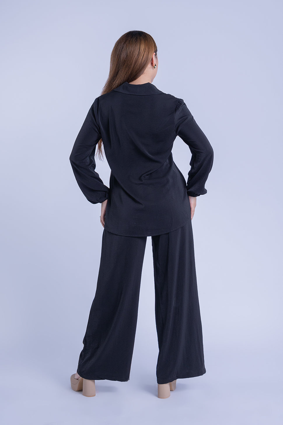 Conjunto abotonado de blusa y pantalón