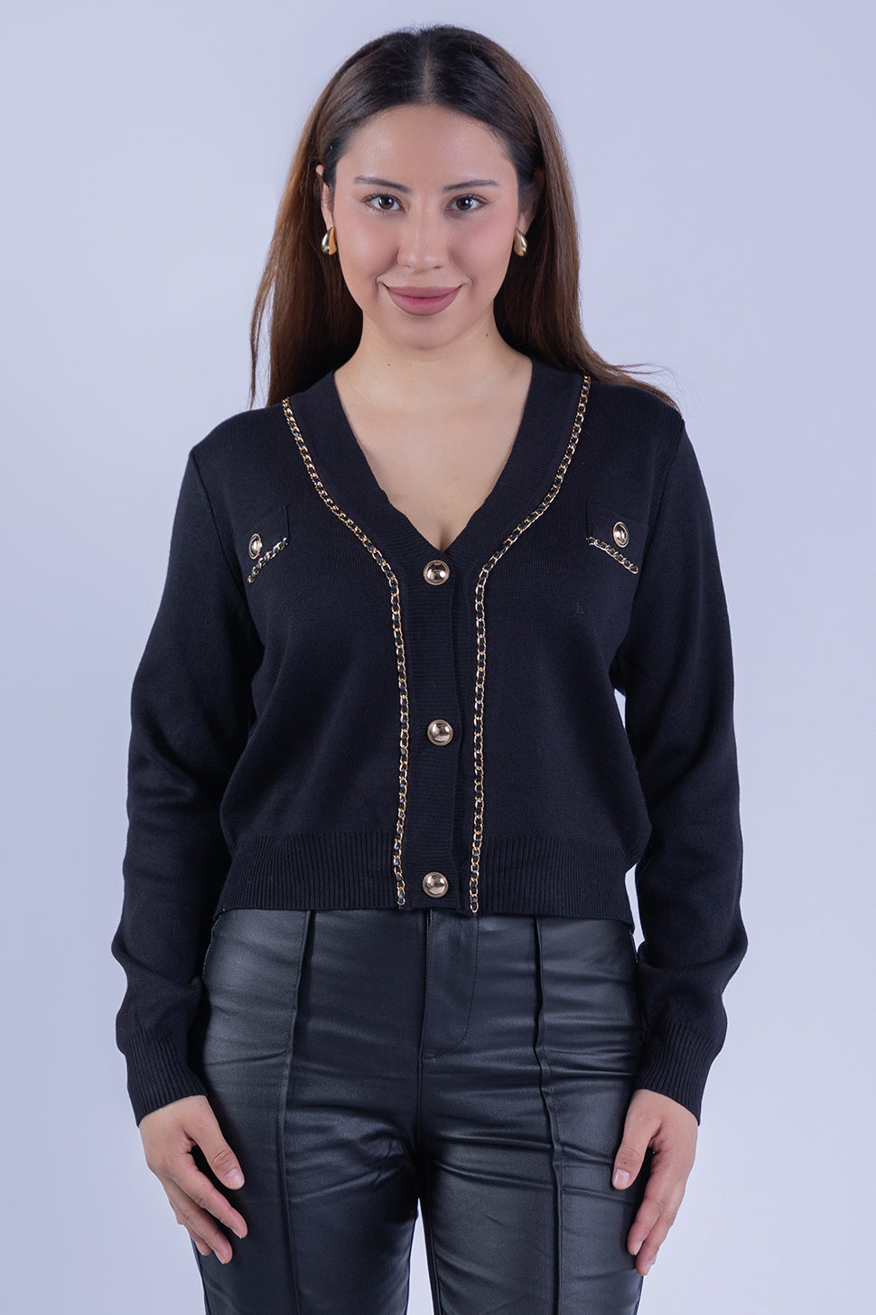Cardigan con cadenas decorativas abotonado