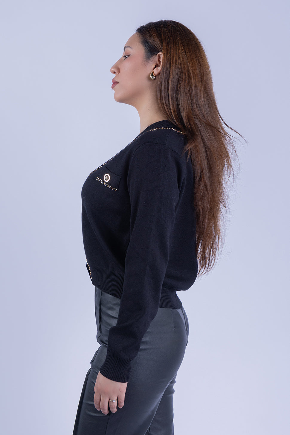 Cardigan con cadenas decorativas abotonado