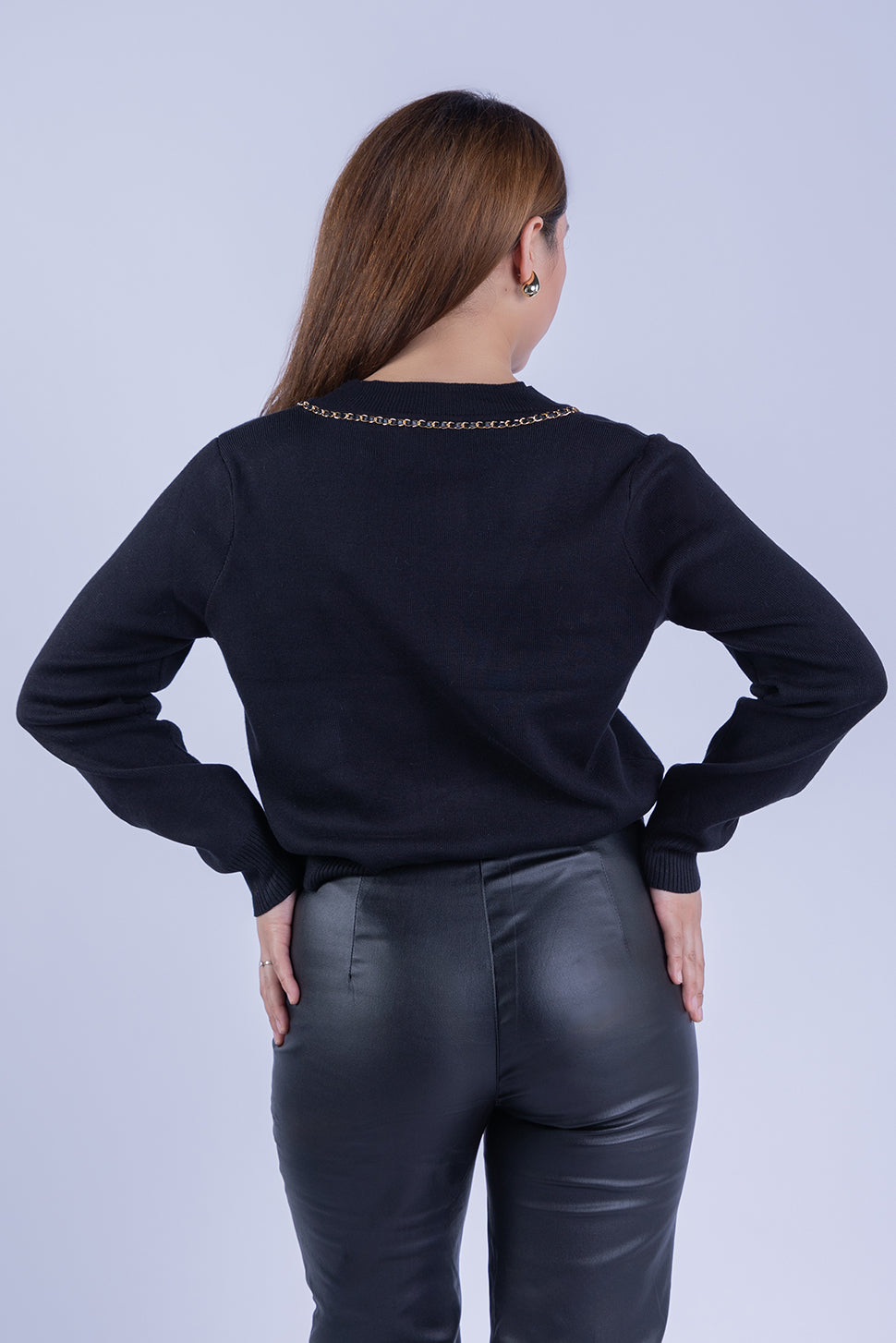 Cardigan con cadenas decorativas abotonado