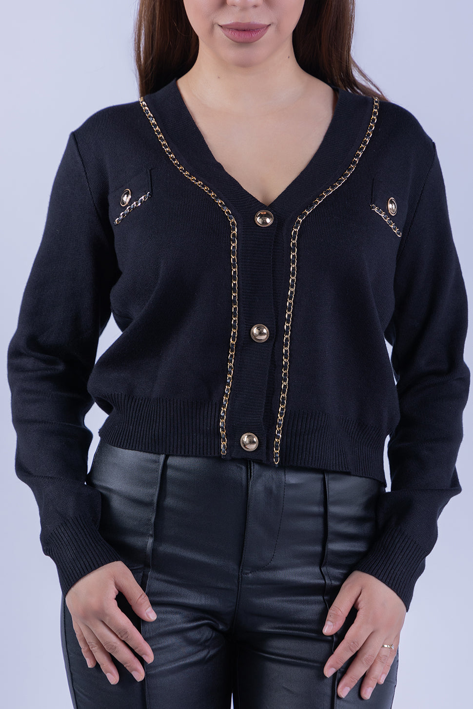 Cardigan con cadenas decorativas abotonado