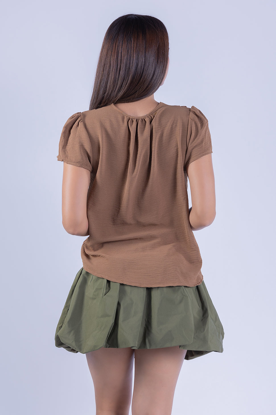 Blusa beige con cuello en V
