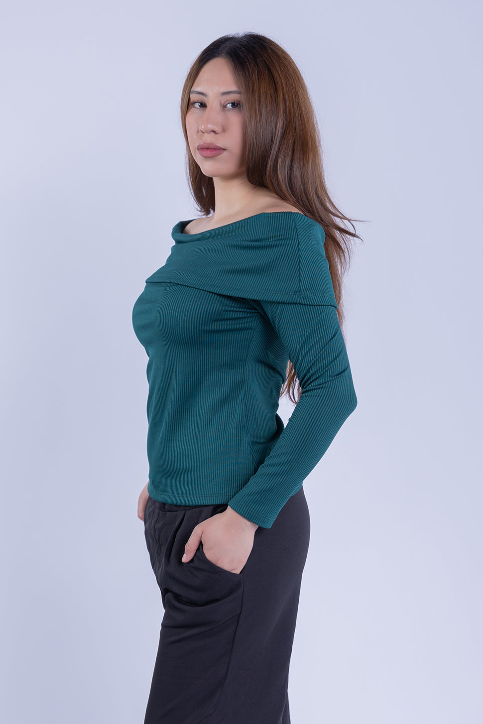 Blusa verde acanalada con hombro descubierto