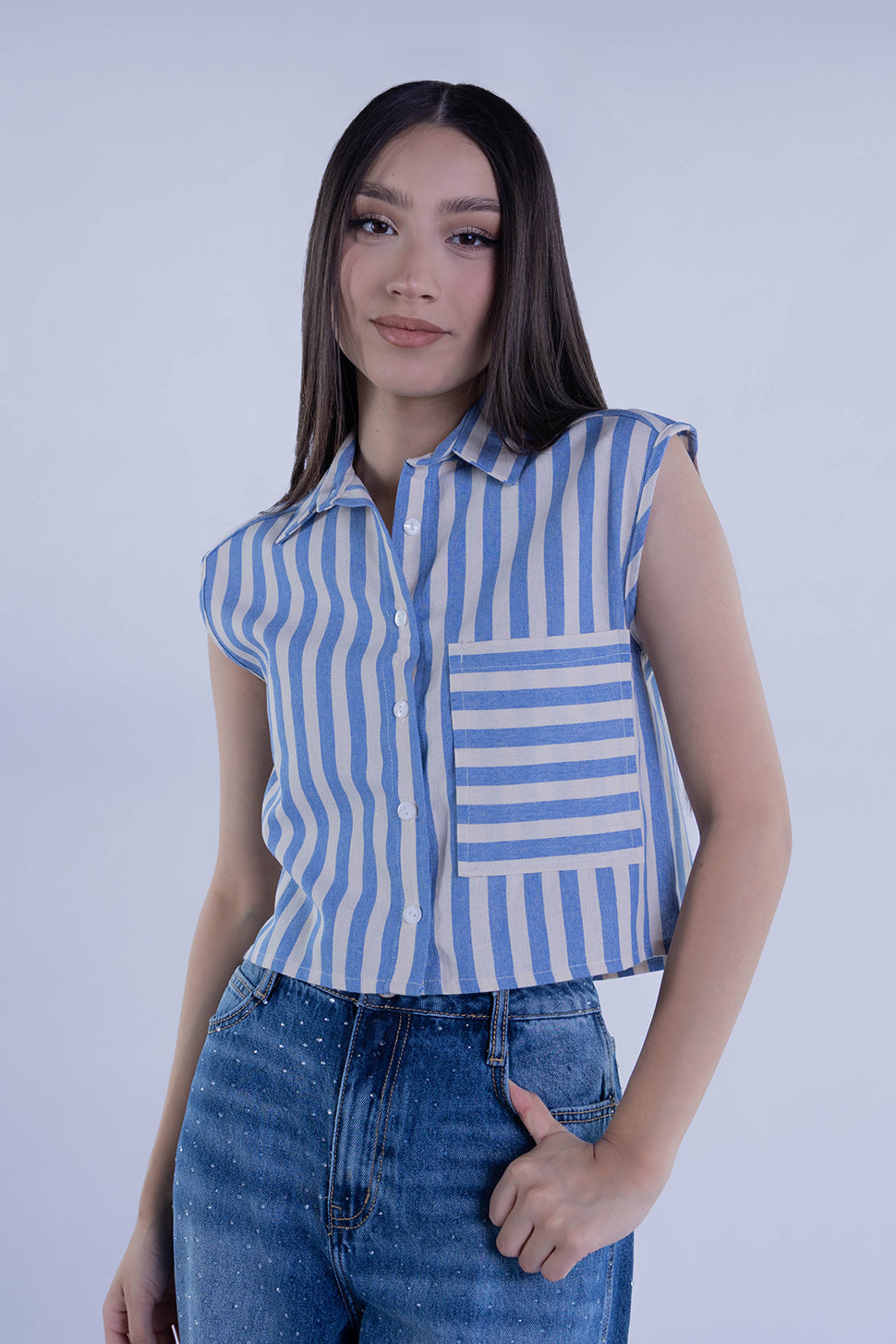 Crop top abotonado con rayas azules y bolsita en pecho