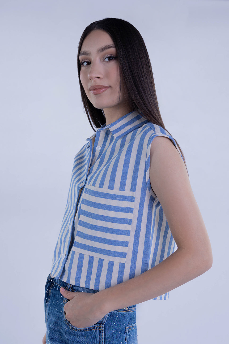 Crop top abotonado con rayas azules y bolsita en pecho