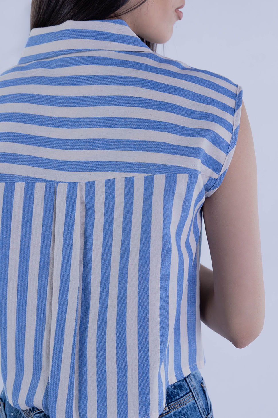 Crop top abotonado con rayas azules y bolsita en pecho