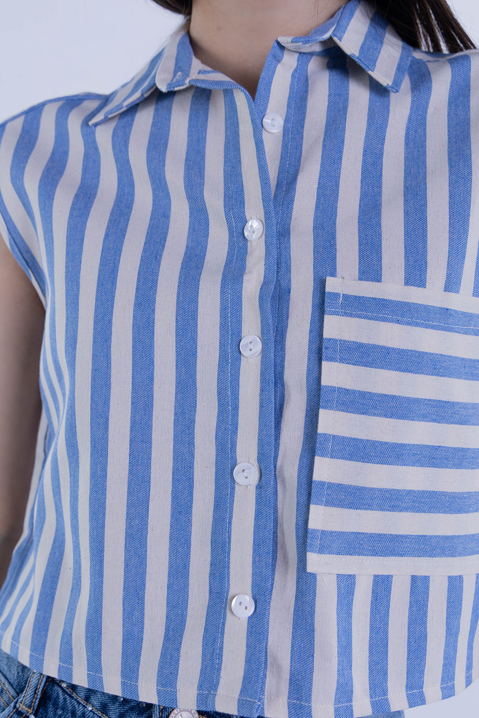 Crop top abotonado con rayas azules y bolsita en pecho