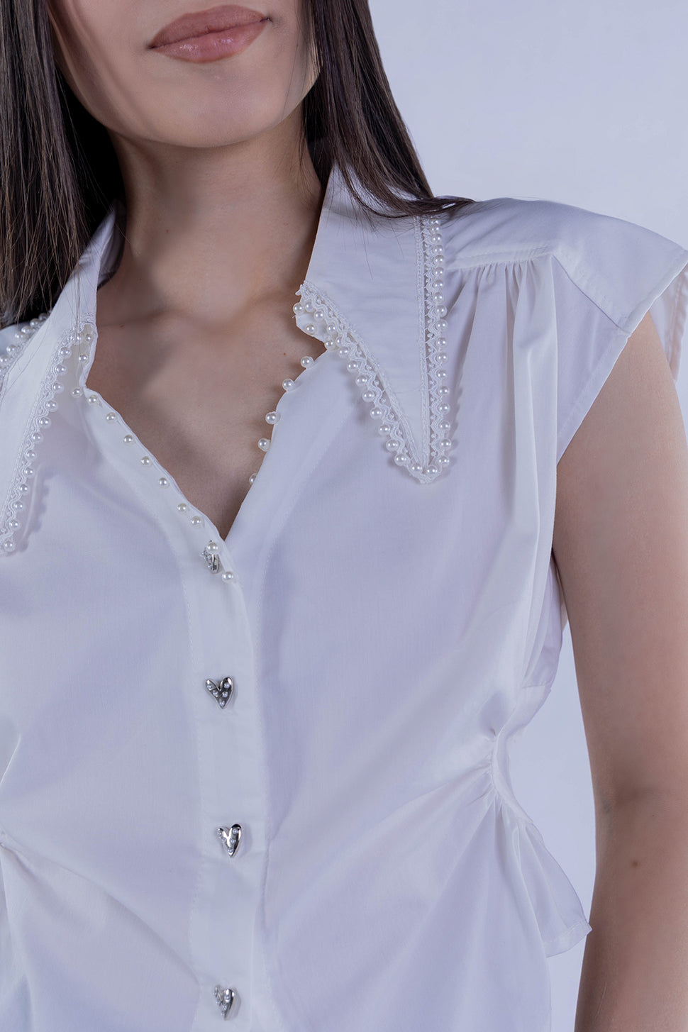 Blusa abotonada con perlas decorativas