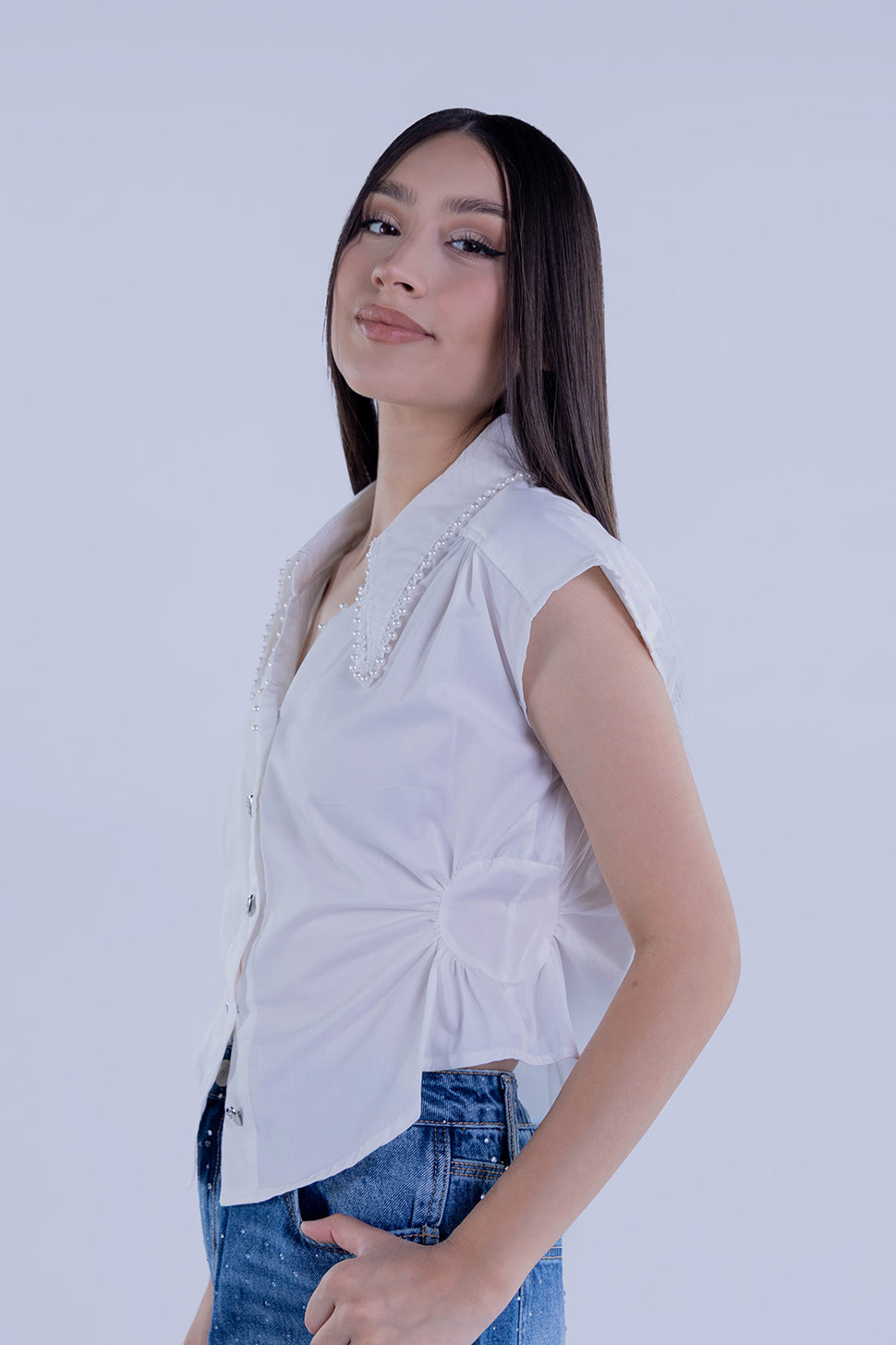 Blusa abotonada con perlas decorativas