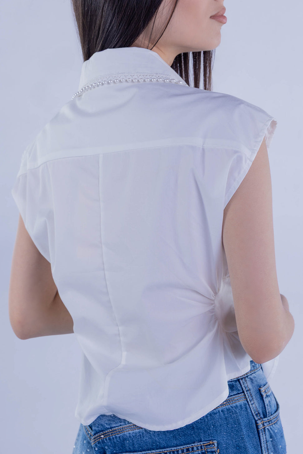 Blusa abotonada con perlas decorativas