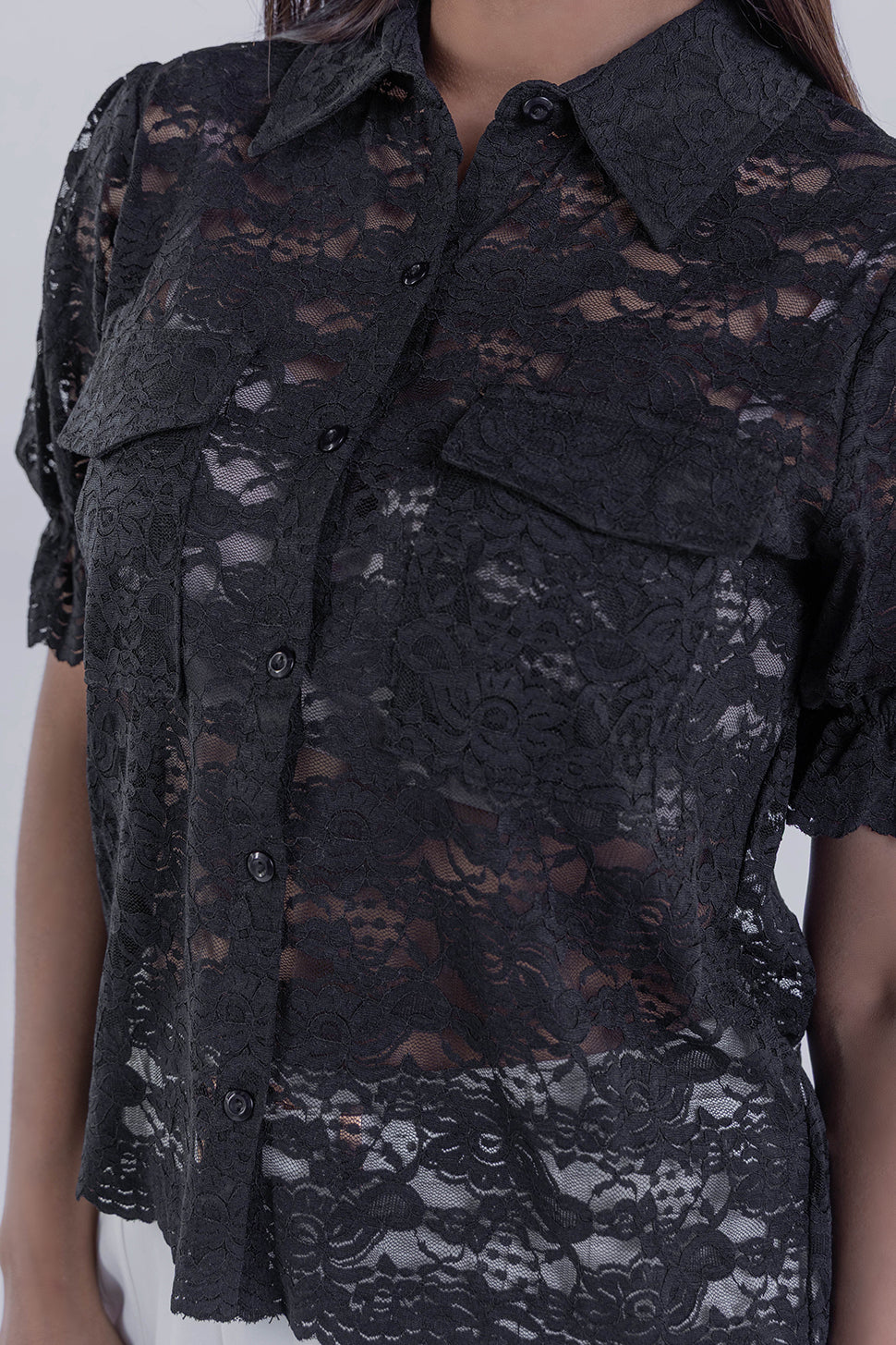 Blusa de encaje negra abotonada trasparente