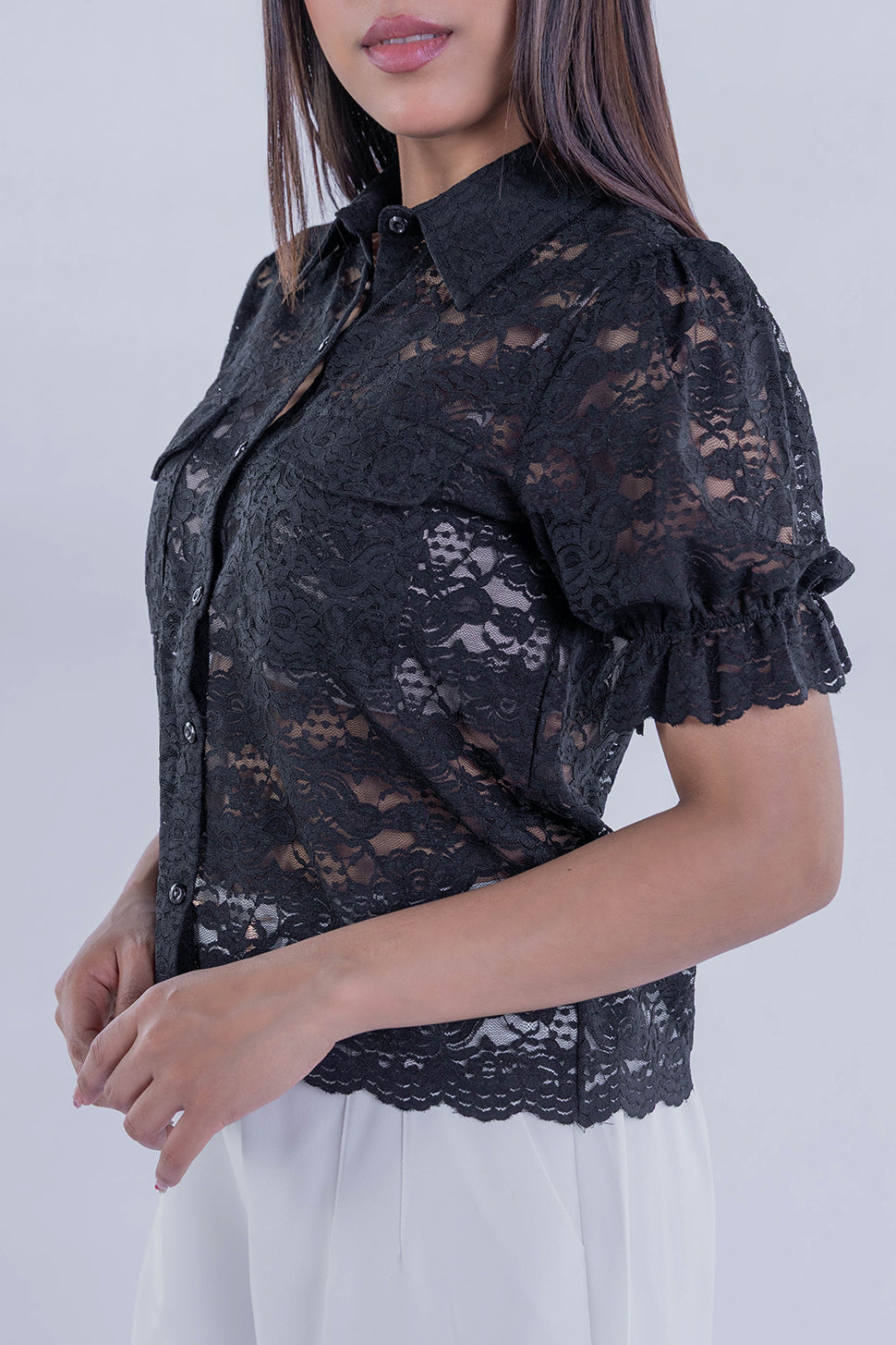 Blusa de encaje negra abotonada trasparente