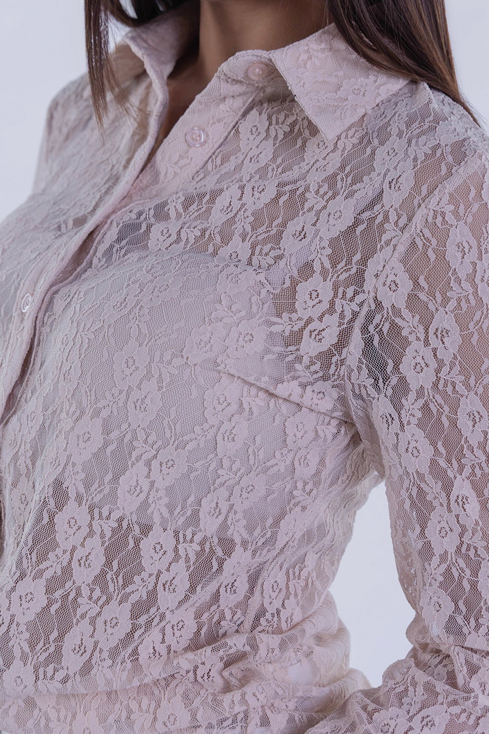 Blusa beige abotonada de encaje transparente