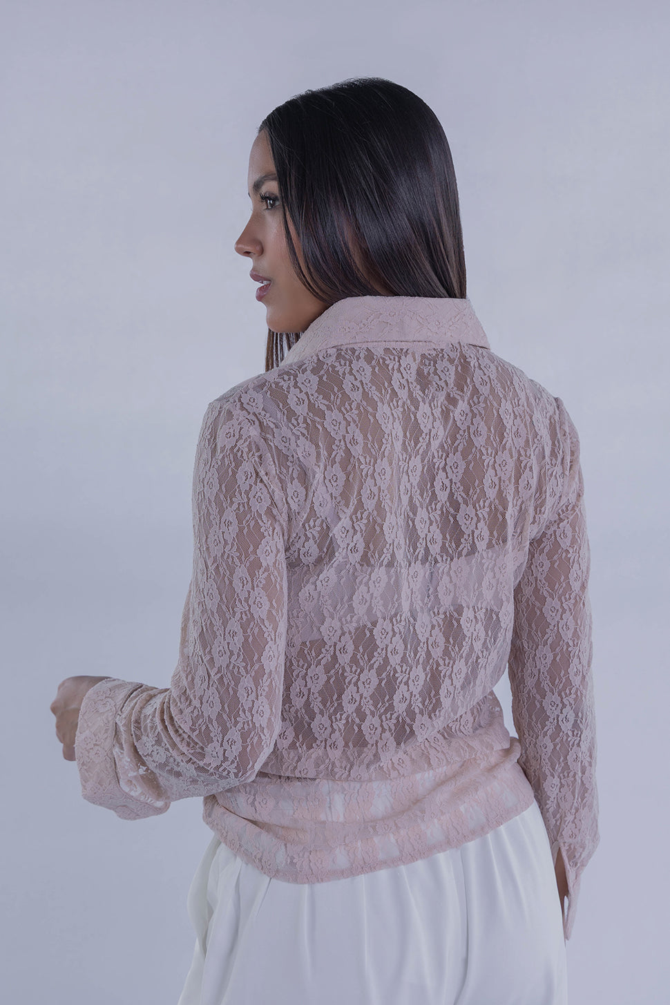 Blusa beige abotonada de encaje transparente