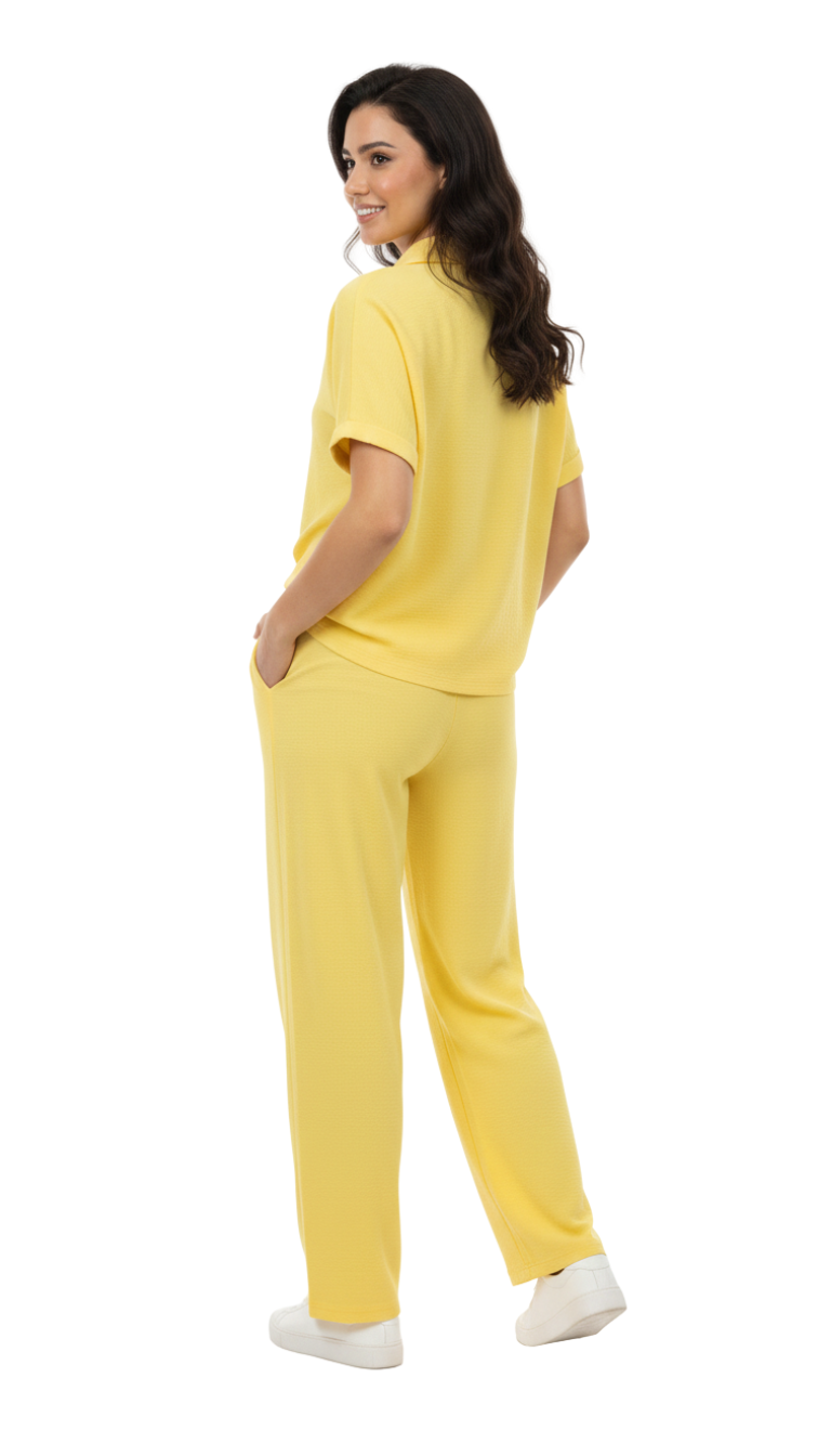 Conjunto amarillo de blusa abotonado y pantalón