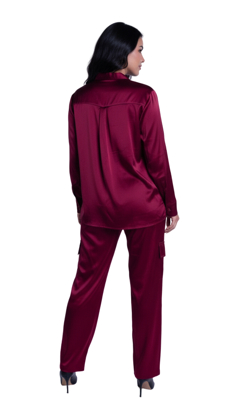 Conjunto satinado de blusa abotonada y pantalón