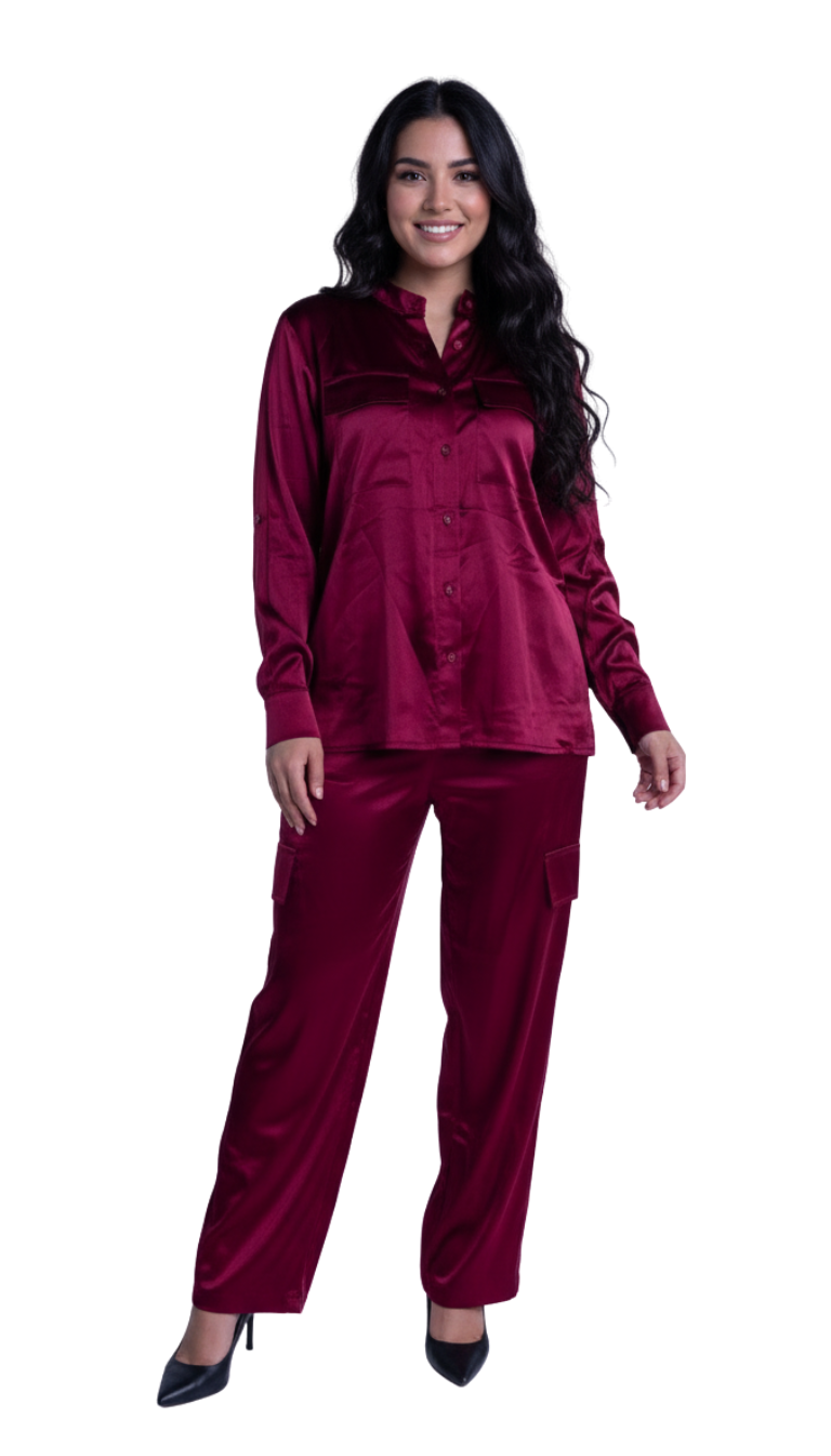 Conjunto satinado de blusa abotonada y pantalón