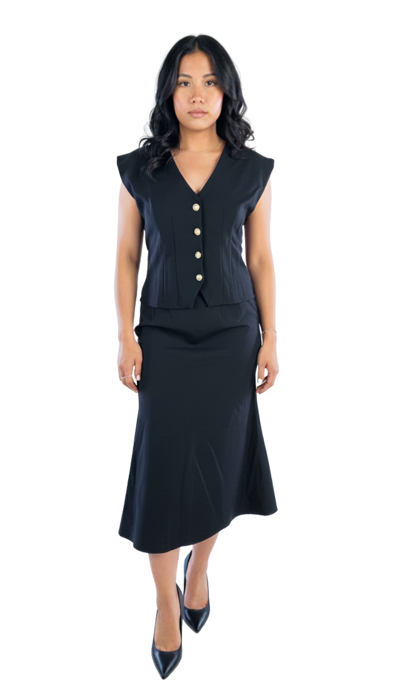 Conjunto negro con blusa abotonada y pinzas laterales, falda larga