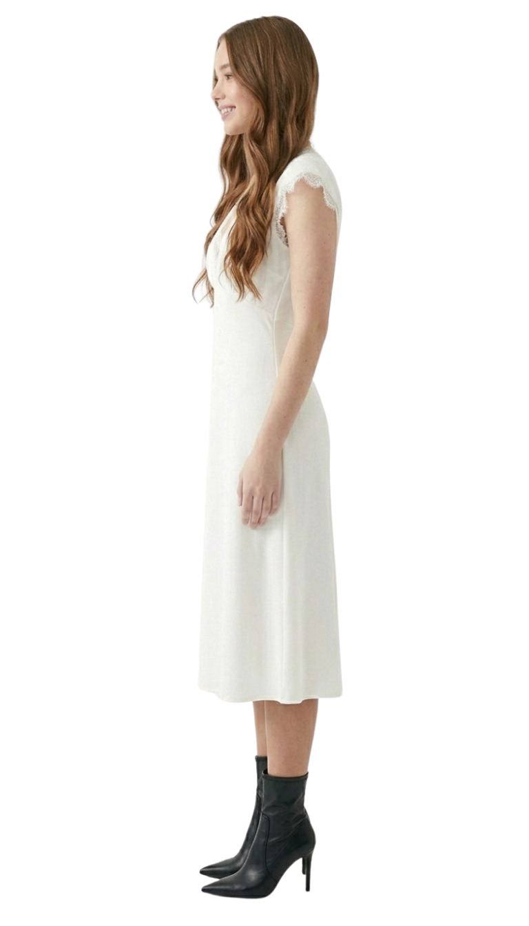 Vestido blanco con detalle de encaje en escote