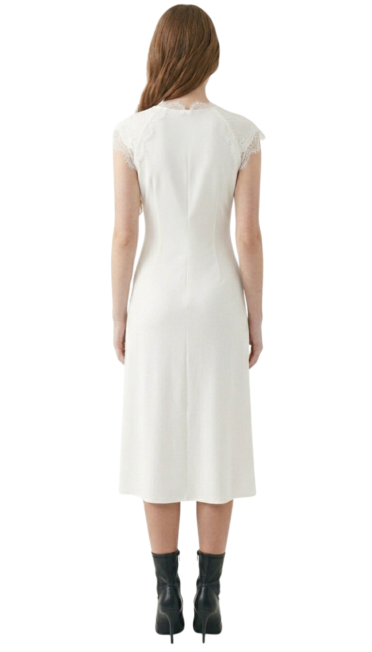 Vestido blanco con detalle de encaje en escote