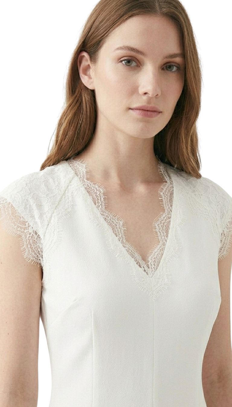 Vestido blanco con detalle de encaje en escote